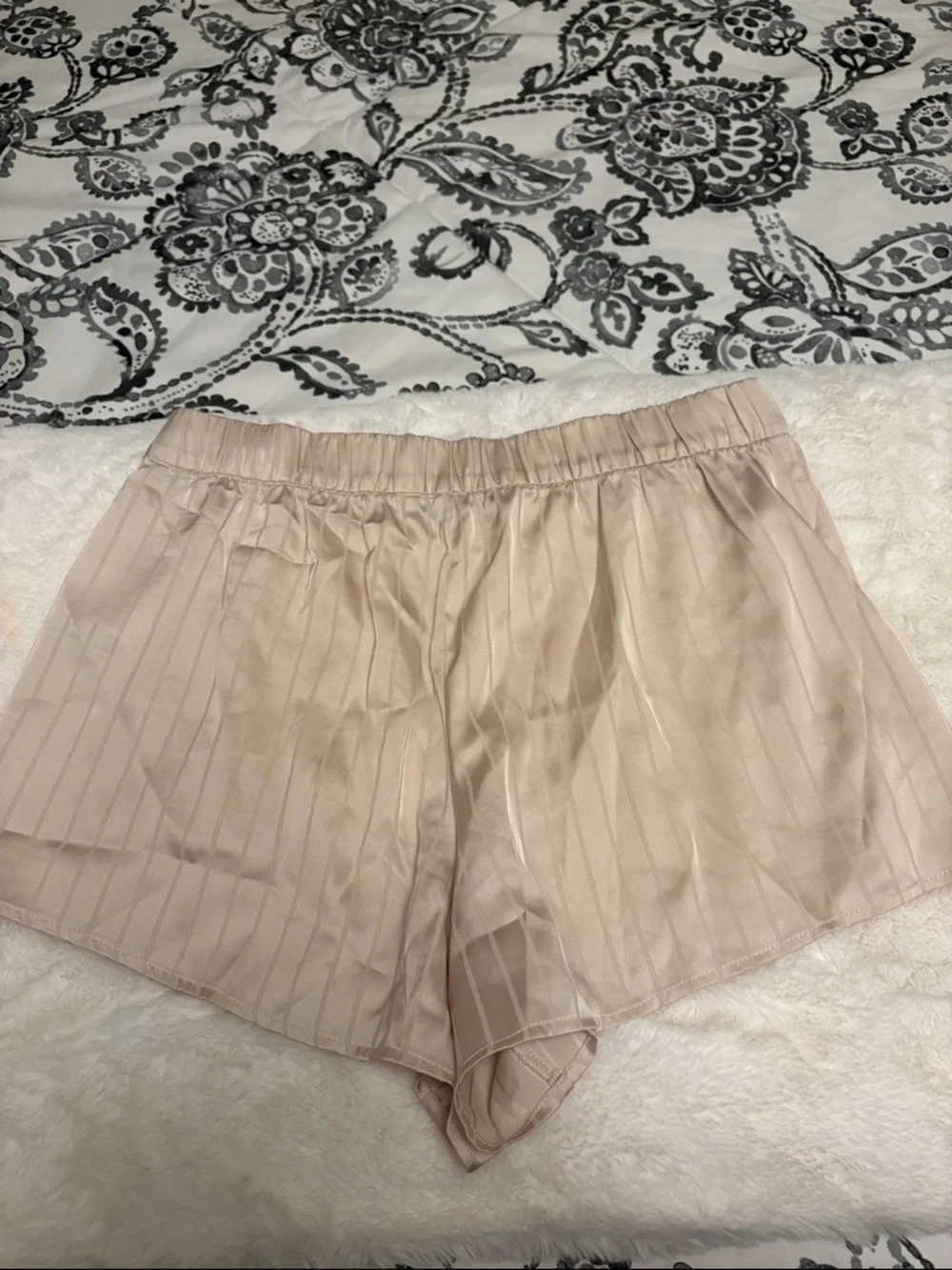Abercrombie & Fitch Cream Satin Stripe Sleep Shorts - Picture 3 of 3